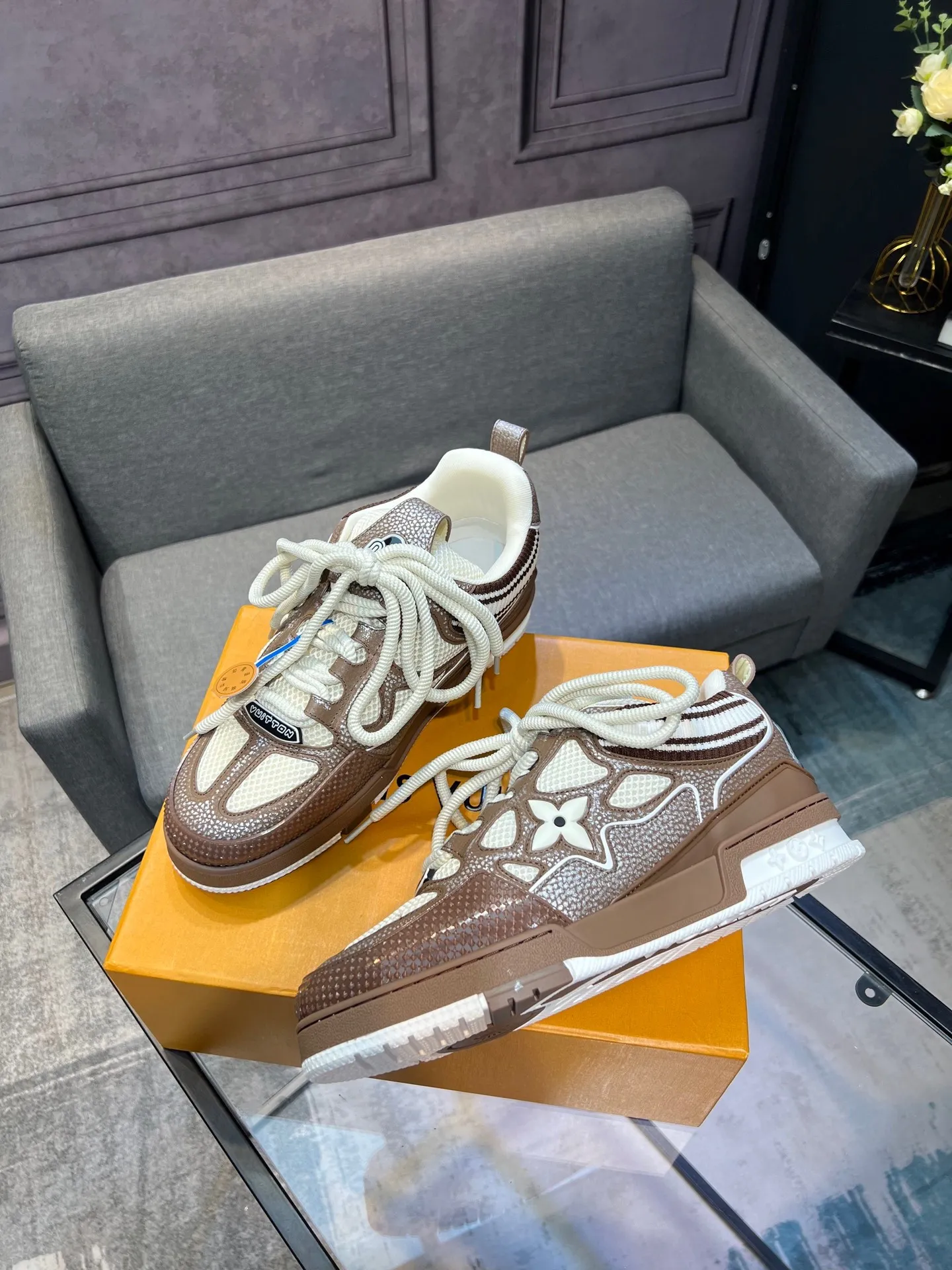 Men's men's shoes💰800 LV top version Jigglypuff new model Purchasing quality LV~Louis Vuitton LV TRAINER's best-looking sneakers, Donkey Brand strongly recommends new products, official website limited edition retro basketball sneakers! Both high-top and low-top models spent money to purchase 1:1 accurate reproductions of the originals. The details are invincible and full of sincerity. The imported custom-made original cowhide leather is the same as the original package. The details are 100% restored. The private model customizes the original one-piece TPU outsole. It is different from other brands. Without the original version, this effect cannot be achieved!                Men's and women's models 35-40 39-45 (46 is custom-made and cannot be returned or exchanged)